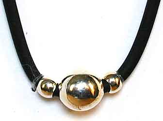 Halskette mit Silberkugel